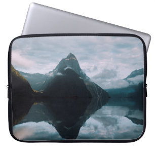 BERGSPIEGEL AUF DEM WASSERKÖRPER LAPTOPSCHUTZHÜLLE