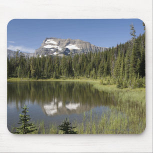 Bergspitze reflektiert in einem See Mousepad