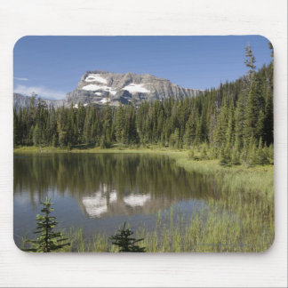 Bergspitze reflektiert in einem See Mousepad