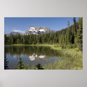 Bergspitze reflektiert in einem See Poster