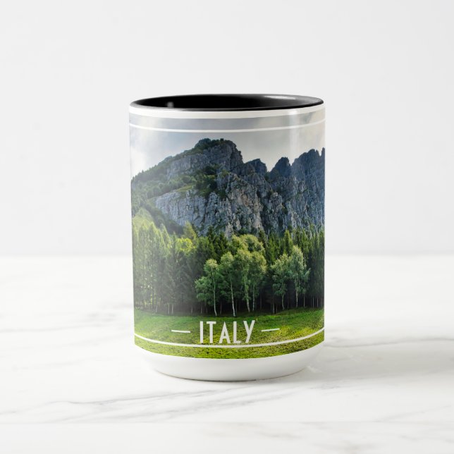 Bergwald mit Kiefern in Norditalien Tasse (Zentrum)