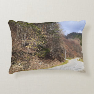 Bergwaldstraße - Wilde Natur Rumänien Dekokissen