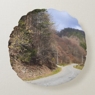 Bergwaldstraße - Wilde Natur Rumänien Rundes Kissen