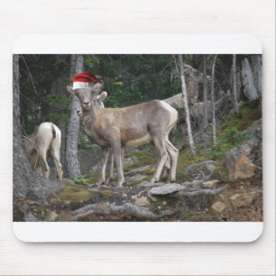 Bergziegen mit Weihnachtsmannmützen Mousepad