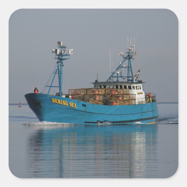 Bering Sea, Crab Boat im niederländischen Hafen, A Quadratischer Aufkleber (Vorderseite)