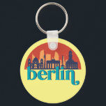 Berlin Deutschland City Skyline Retro City Art Schlüsselanhänger<br><div class="desc">Vintages und retro City Design mit wunderschöner Skyline, touristischer Attraktion und Stadtbild. Cooler Wolkenkratzer und Gebäude Silhouette Illustrationen für Touristen und Reisende. Ideal als Souvenir, um Zuhause zu bringen, wenn Sie um die Welt reisen. Rett die Erinnerung an deine Reise und Ferien mit Familie und Freunden. Die Hintergrundfarbe kann auf...</div>