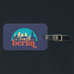 Berlin Deutschland City Skyline Vintag Cityscape Gepäckanhänger<br><div class="desc">Vintages und retro City Design mit wunderschöner Skyline, touristischer Attraktion und Stadtbild. Cooler Wolkenkratzer und Gebäude Silhouette Illustrationen für Touristen und Reisende. Ideal als Souvenir, um Zuhause auf Reisen zu bringen. Rett die Erinnerung an deine Reise und Ferien mit Familie und Freunden. Die Hintergrundfarbe kann auf die gewünschte Farbe angepasst...</div>