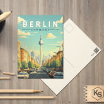 Berlin Deutschland Reisen Vintag Postkarte<br><div class="desc">Berlin Retrovektor-Reisedesign. Die Stadt ist bekannt für ihre Kunstszene und moderne Sehenswürdigkeiten wie die vergoldete Berliner Philharmonie,  die unter einem Swoop-Dach liegt.</div>