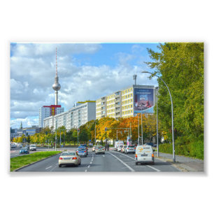 Berliner Fernsehturm und belebte Straße Fotodruck
