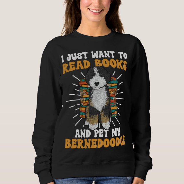 Bernedoodle Dog Reading Books Bernedoodle Sweatshirt (Vorderseite)