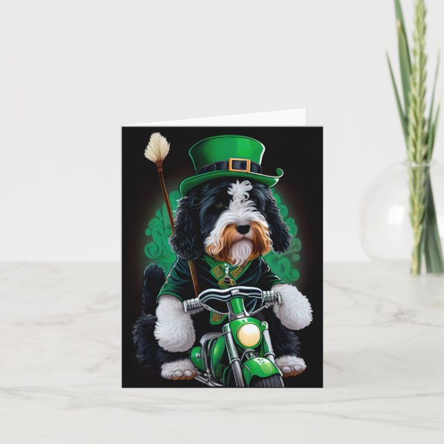 Bernedoodle Hund Fahrrad St. Patrick's Day Karte (Vorderseite)