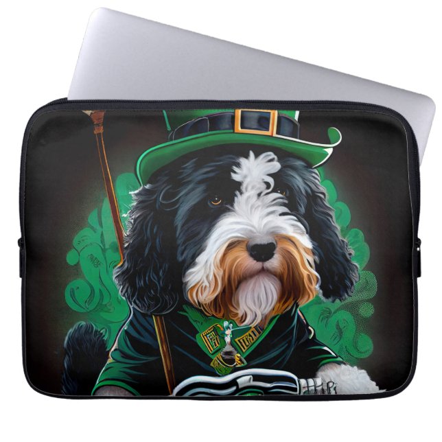 Bernedoodle Hund Fahrrad St. Patrick's Day Laptopschutzhülle (Vorderseite)