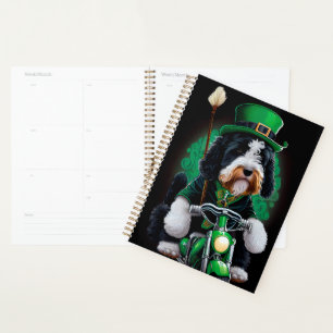 Bernedoodle Hund Fahrrad St. Patrick's Day Planer