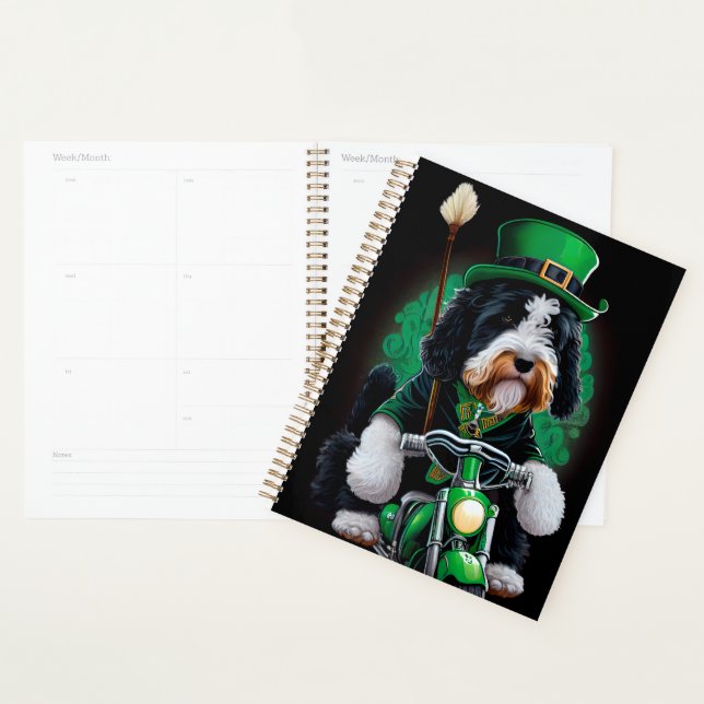 Bernedoodle Hund Fahrrad St. Patrick's Day Planer (Anzeige)