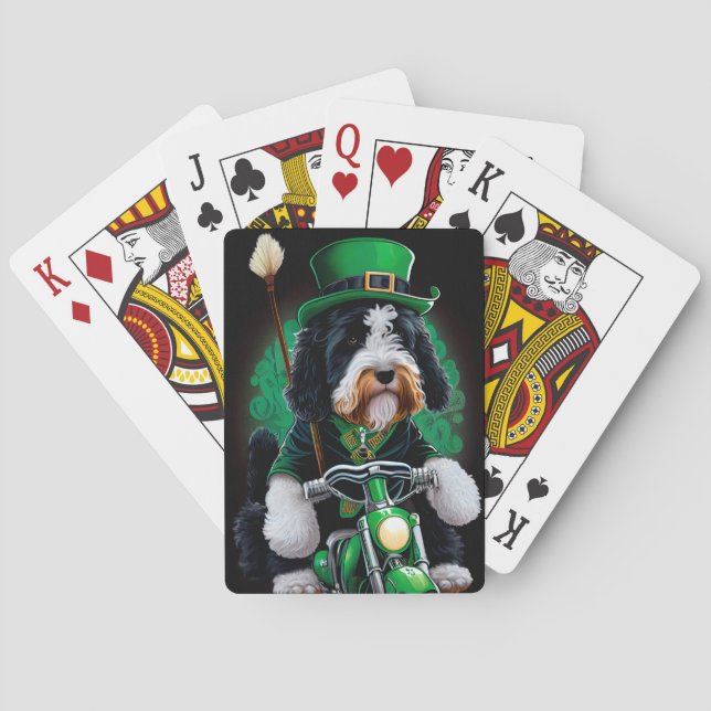 Bernedoodle Hund Fahrrad St. Patrick's Day Spielkarten (Rückseite)