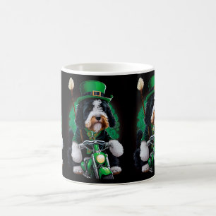 Bernedoodle Hund fährt Fahrrad am St. Patrick's Da Kaffeetasse