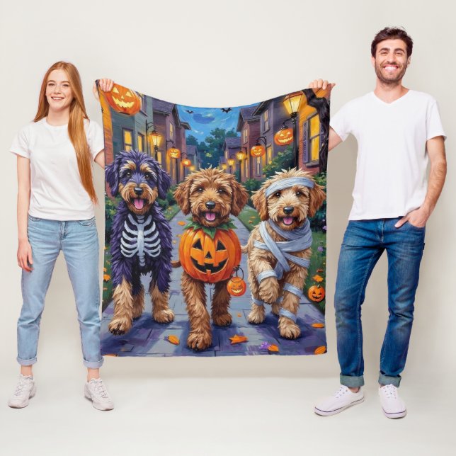 Bernedoodle Hunde Trick-or-Treating in Halloween C Fleecedecke (Beispiel)