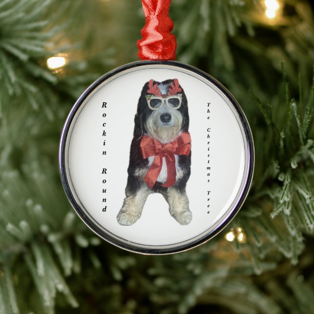 Bernedoodle im Weihnachtskostüm Ornament Aus Metall (Baum)