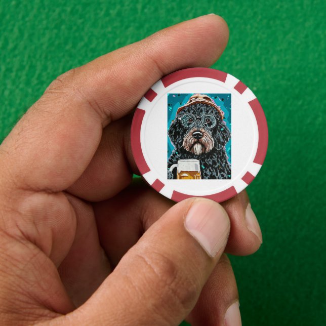 Bernedoodle mit einer Tasse Pokerchips (Hand)