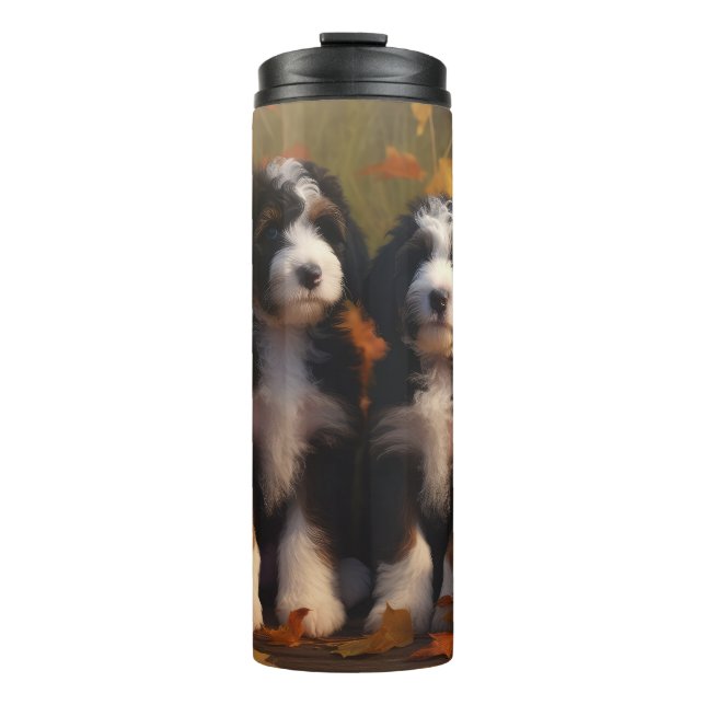Bernedoodle Puppy Autumn Delight Pumpen Thermosbecher (Vorderseite)