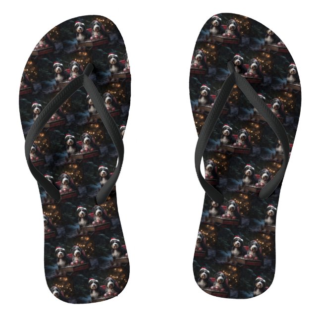 Bernedoodle Snowy Sleigh Weihnachtsdekor Flip Flops (Fußbett)