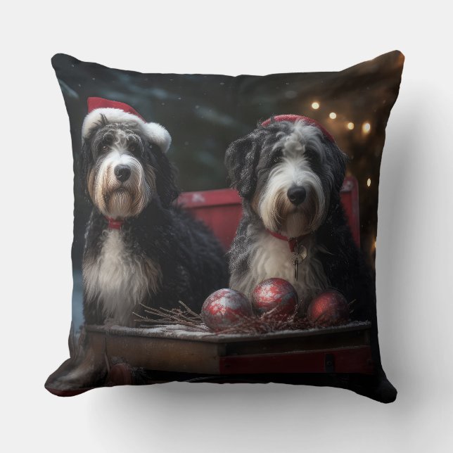 Bernedoodle Snowy Sleigh Weihnachtsdekor Kissen (Vorderseite)