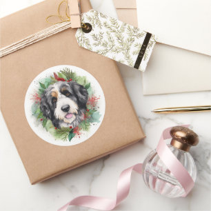 Bernedoodle-Weihnachtskranz Festiver Hund Runder Aufkleber