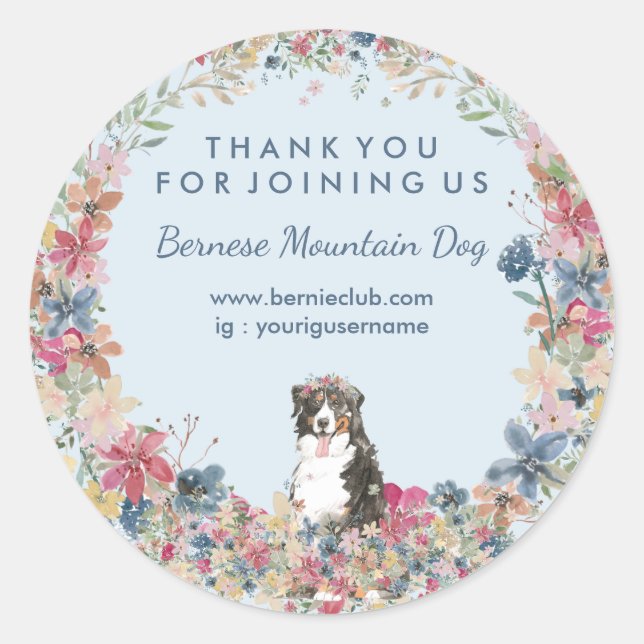 Berner Berghund mit Blume Runder Aufkleber (Vorderseite)