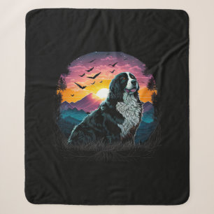 Berner Hund mit Aussicht auf den Berg Sonnenaufgan Sherpadecke