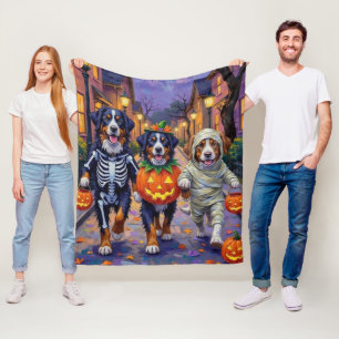 Berner Sennenhund beim Halloween-Süßigkeiten-Samme Fleecedecke