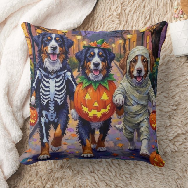 Berner Sennenhund beim Halloween-Süßigkeiten-Samme Kissen (Decke)