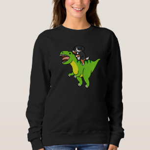 Berner Sennenhund reitet Rex Dinosaurier Hund   Sweatshirt