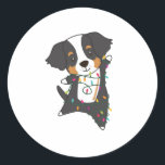 Bernese Frory Christmas Happy Christmas Hunde Runder Aufkleber<br><div class="desc">Der Berner Sennenhund zu Weihnachten mit Feenlicht. Hübsche Tiere mit Geschenken für den Urlaub. Auch lustig für Weihnachten im Juli. Hunde sind süße Tiere und perfekt zu Weihnachten.</div>