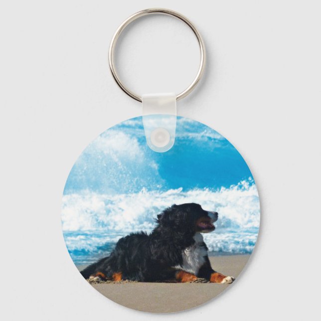 Bernese Mountain Dog am Strand Schlüsselanhänger (Vorderseite)