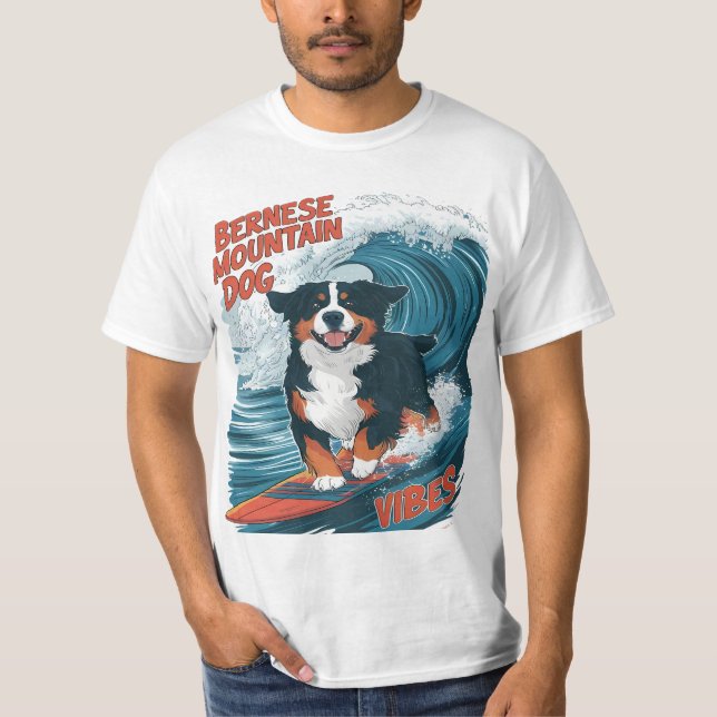 Bernese Mountain Hund fängt Wellenreiten T-Shirt (Vorderseite)
