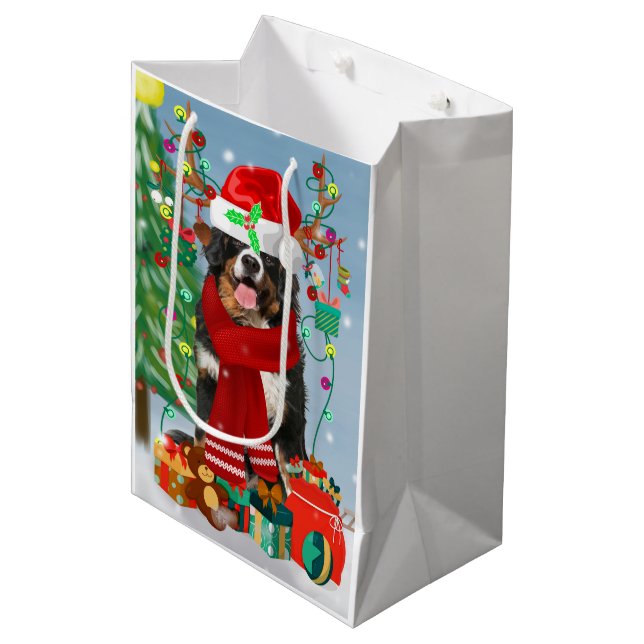Bernese Mountain Hund im Schnee mit Weihnachtsgesc Mittlere Geschenktüte (Vorderseite Schrägansicht)