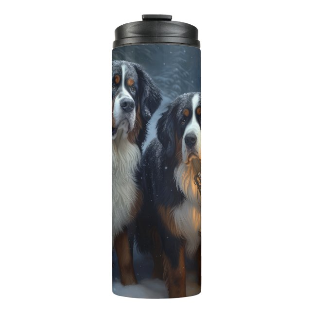Bernese Mountain Snowy Sleigh Weihnachtsdekor Thermosbecher (Vorderseite)