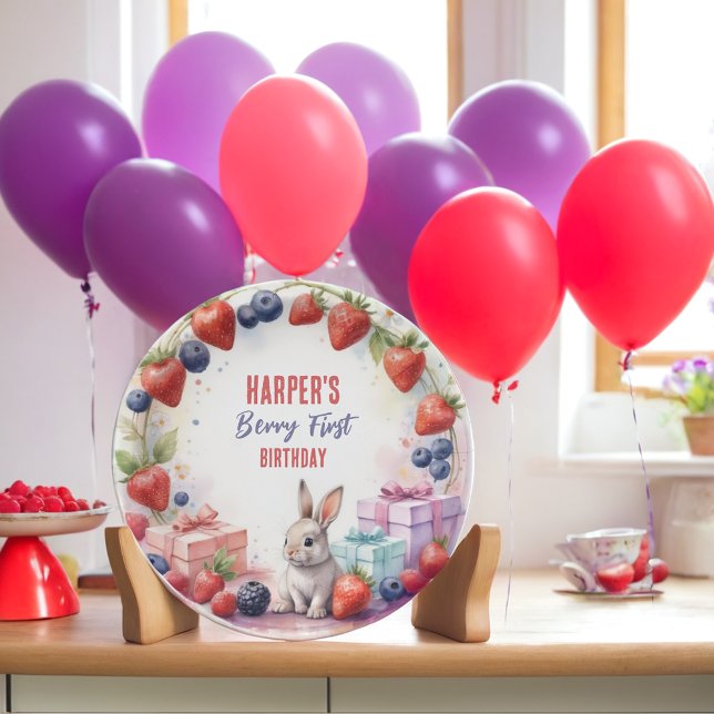Berry First Birthday Plate mit Bunny und Geschenke Pappteller (Von Creator hochgeladen)
