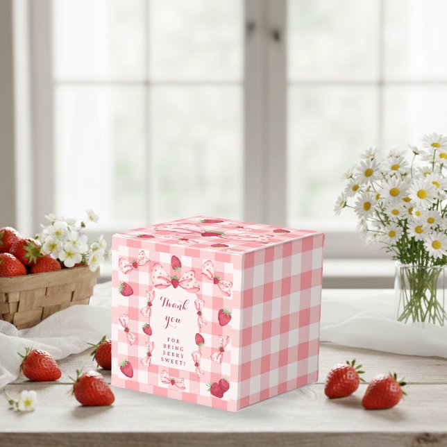 Berry First Birthday Red Gingham Bows Square Geschenkschachtel (Berry First Birthday Red Gingham Bows Square Favor Boxes - Classic 2x2x2)