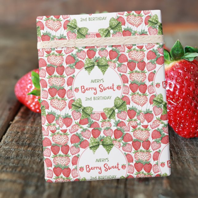 Berry Sweet 2nd Birthday Strawberry Party  Geschenkpapier (Von Creator hochgeladen)