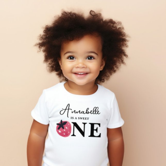 Berry Sweet Birthday Gast of Honor Baby T-shirt (Von Creator hochgeladen)