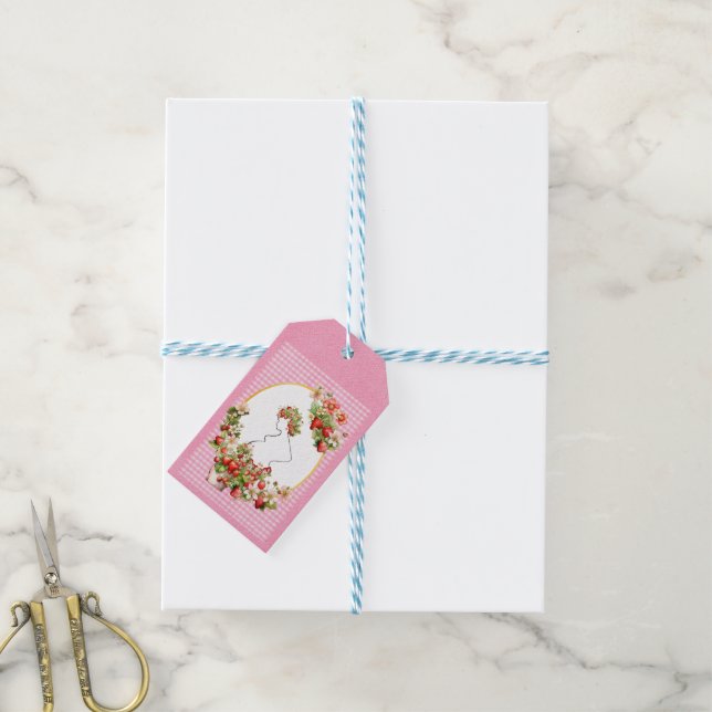 Berry Sweet Pink Gingham Baby Shower Geschenkanhänger (Mit Garn)