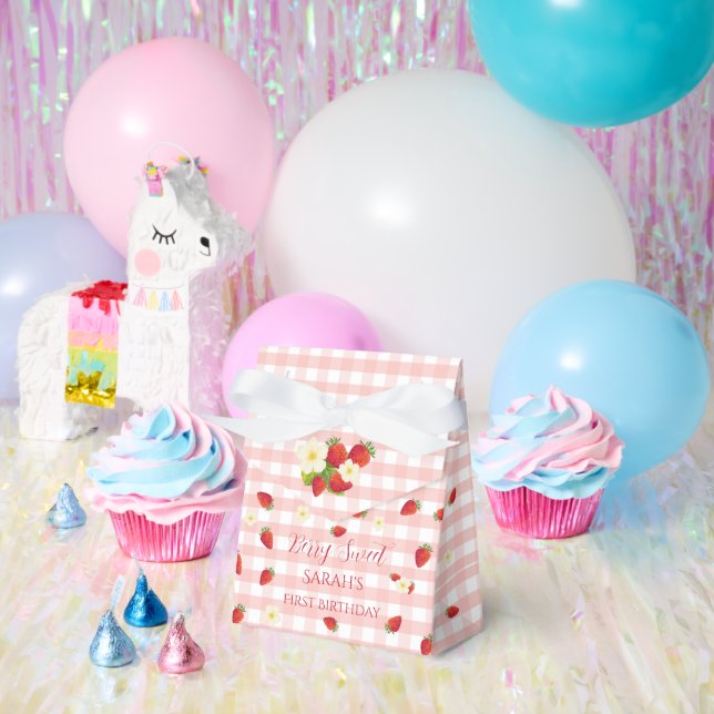 Berry Sweet Strawberry 1st Birthday Party Gift  Geschenkschachtel (Party)
