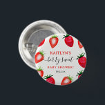 Berry Sweet Strawberry Baby Shower Gevor Button<br><div class="desc">Diese süßen Erdbeertasten sind perfekt für alle,  die dieses Jahr eine Babydusche feiern. Das Design umfasst handbemalte Aquarellerdbeeren und eine leicht zu personalisierende Vorlagenfassung. Entsprechende Party-Elemente finden Sie in der Auflistung.</div>