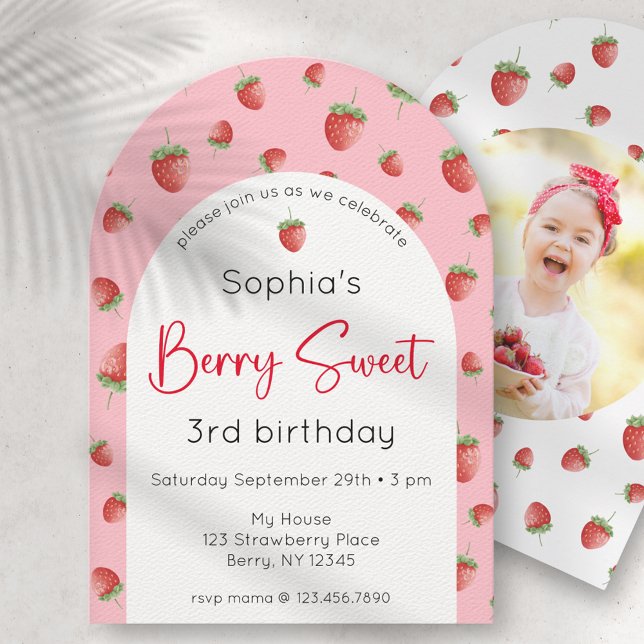 Berry Sweet Strawberry Birthday Foto Einladung (Von Creator hochgeladen)