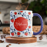 Berry Sweet Strawberry Pattern Tasse<br><div class="desc">Genießen Sie Ihren morgendlichen Kaffee oder Abend-Tee mit diesem hübschen, personalisierten Schlamm! Dieser Becher mit einer lebendigen Tasse aus Beeren und Erdbeeren strotzt vor saftigen Rot und tiefer Blues und eignet sich hervorragend, um Ihrem Alltag einen spielerischen Pop zu verleihen. Passen Sie es mit Ihrem Namen in einem kühnen, zentralen...</div>