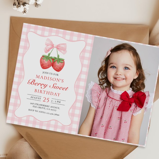 Berry Sweet Strawberry Pink Bow Birthday Foto Einladung (Von Creator hochgeladen)