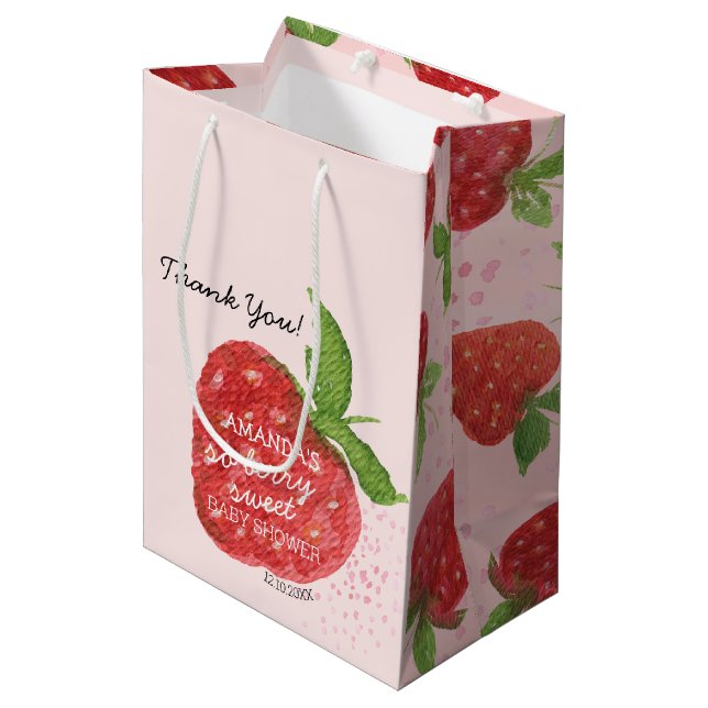 Berry Sweet Strawberry Red Pink Baby Dusche Mittlere Geschenktüte (Vorderseite Schrägansicht)