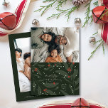 Berryful Botanic Christmas Foto Flat Card Feiertagskarte<br><div class="desc">Ein wunderschönes Weihnachtskartendesign mit handgezogenem Blattwerk und verstreuten Beeren in den traditionellen Grün- und Rottönen mit einem eleganten Drehbuch und klassischem Serifenfass-Schriftart. Die Vorderseite dieses Designs hat ein Foto und die Rückseite hat ein größeres Foto mit einer bearbeitbaren Textzeile. Diese Entwurfsvorlage verwendet insgesamt 2 Fotos. Bitte lesen Sie die anderen...</div>