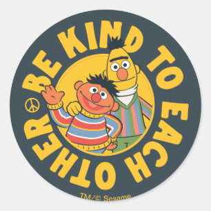 Bert und Ernie   Seid nett zueinander Runder Aufkleber